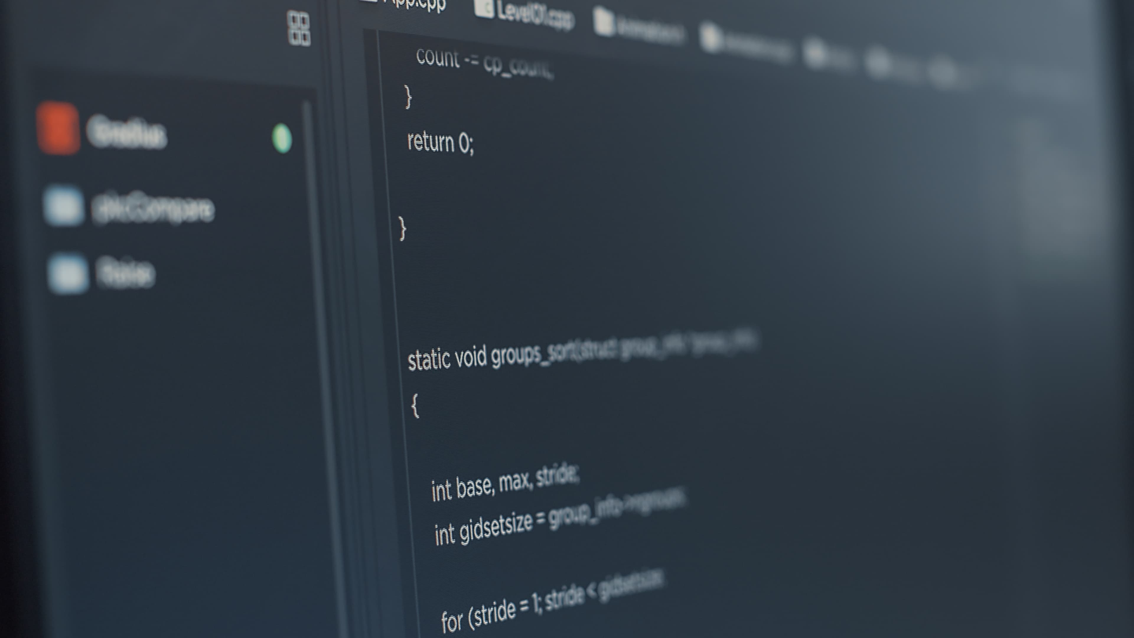 Close de tela com código e contexto de desenvolvimento de software.